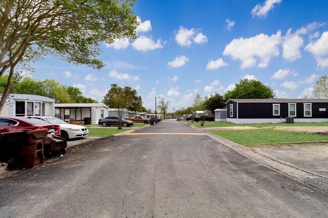 Building Photo - 750 Silent Valley Rd