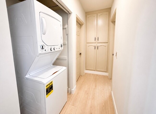 Building Photo - 2 Bedroom 2 Bath Bay Park Condo with Stunning Mission Bay Views!!