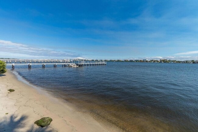 Building Photo - 890 N Federal Hwy