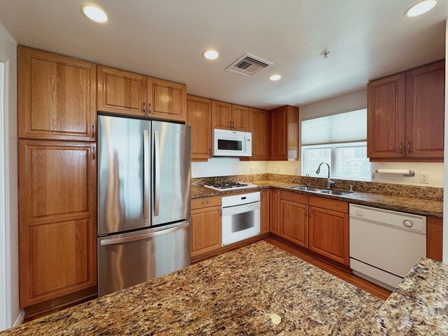 Building Photo - Modern 2 Bed, 2 Bath Condo in the Heart of the Marina District