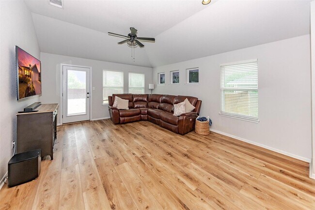 Building Photo - 303 Schuylerville Dr