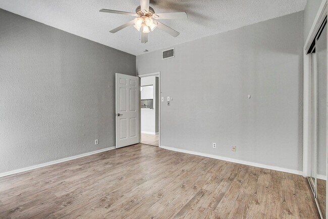 Building Photo - 807 W 25th St