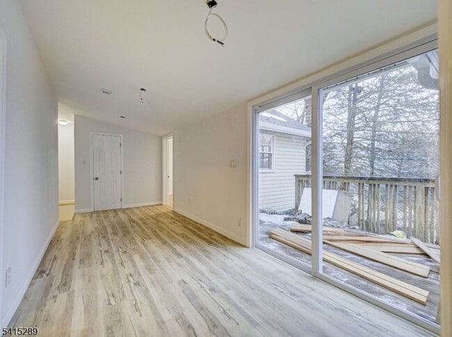 Building Photo - 240 Acabonack Rd