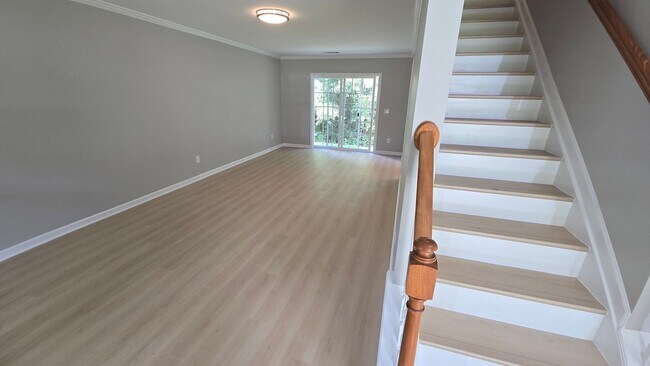 Building Photo - 614 Summerhill Dr