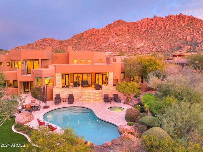 Building Photo - Beautiful custom home with backyard Oasis!