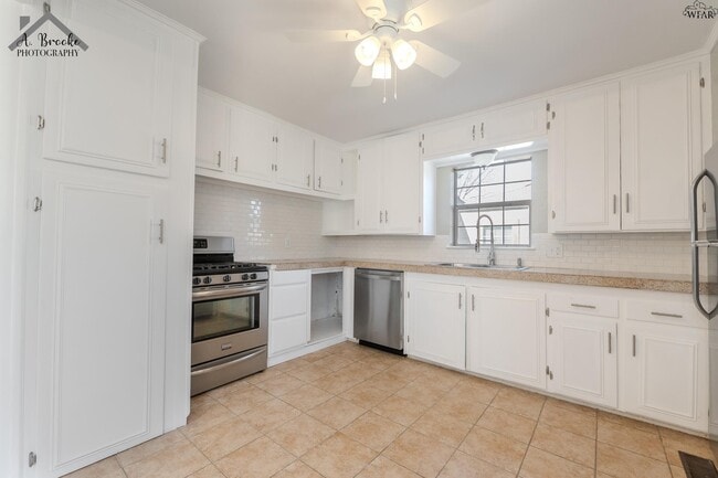 Building Photo - 3121 Sherwood Ln