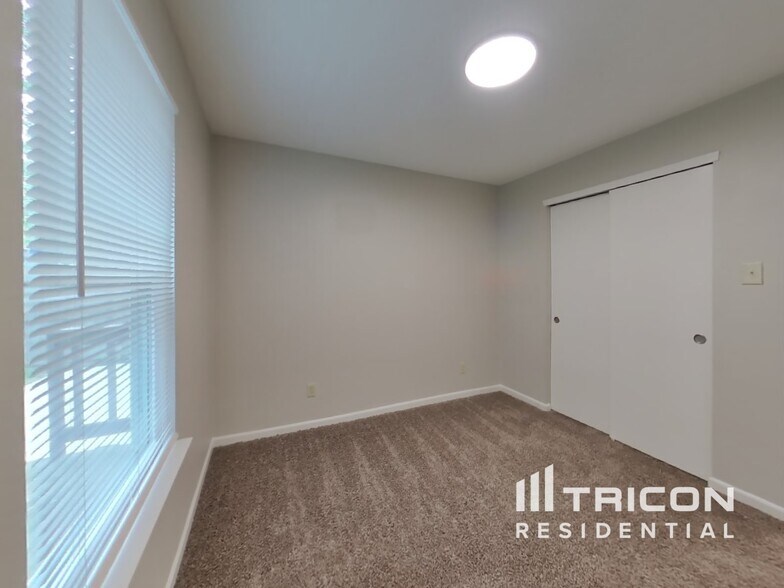 Building Photo - 10664 Glenayr Dr