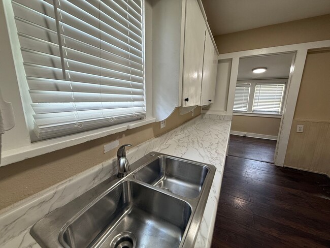 Building Photo - New paint/ hardwood floors 2BD 1 BA