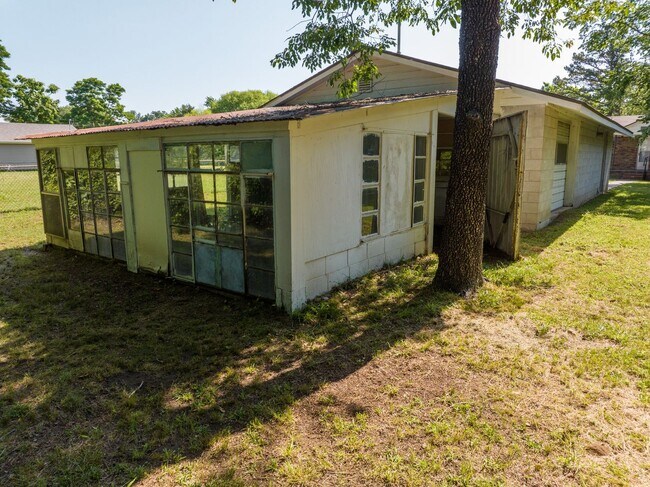 Building Photo - Freshly Updated 3 Bedroom Home