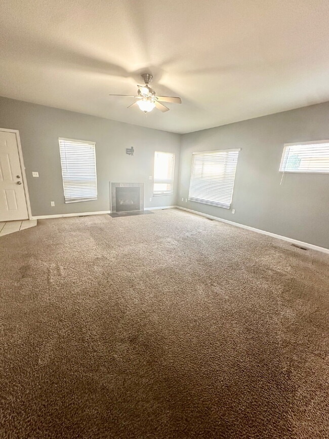 Building Photo - Charming Townhouse for Rent in Cheyenne, WY