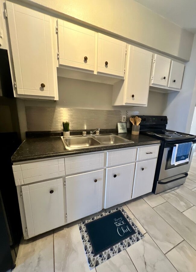 Building Photo - Updated DUPLEX + Minutes away from The Plaza, Paseo, Midtown, Uptown District!