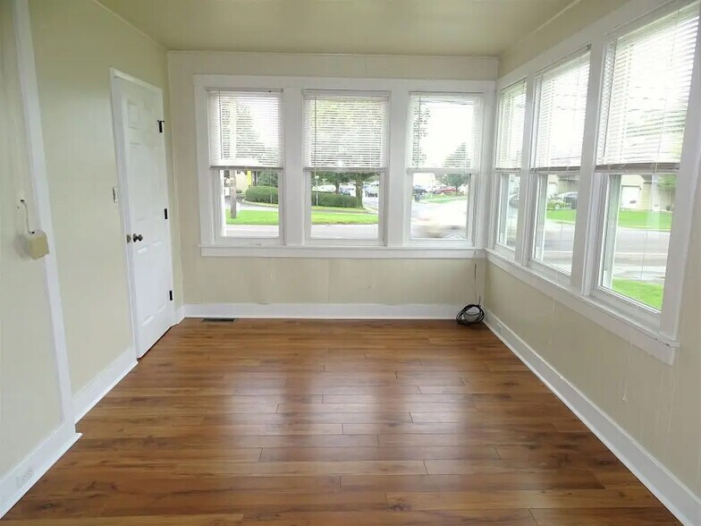 Building Photo - 145 E Main St