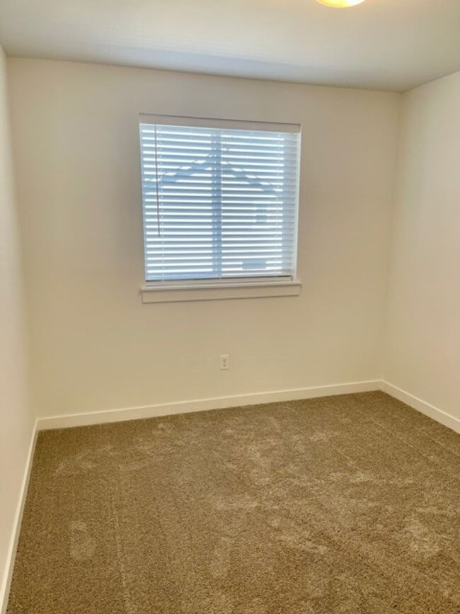 Building Photo - Gorgeous newer townhome in SE Bend!
