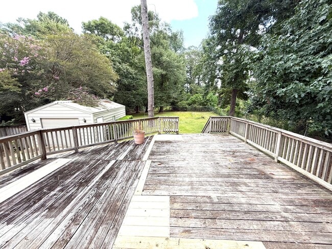 Building Photo - ** 3 Bed 1 Bath located in Hillwood Club o...