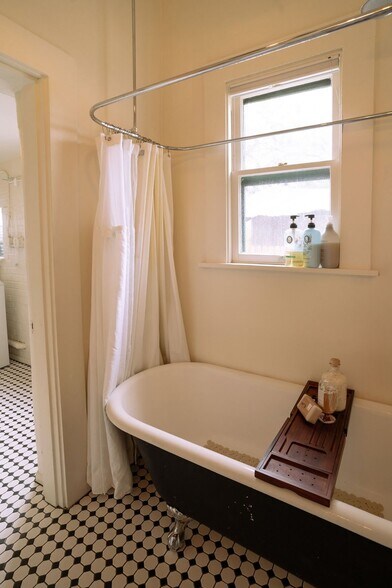 Building Photo - 112 E 16th St