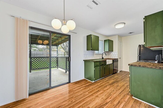 Building Photo - 703 Hyde Park Ct