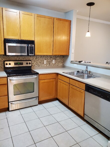 Building Photo - 2807 Bloomfield Ln