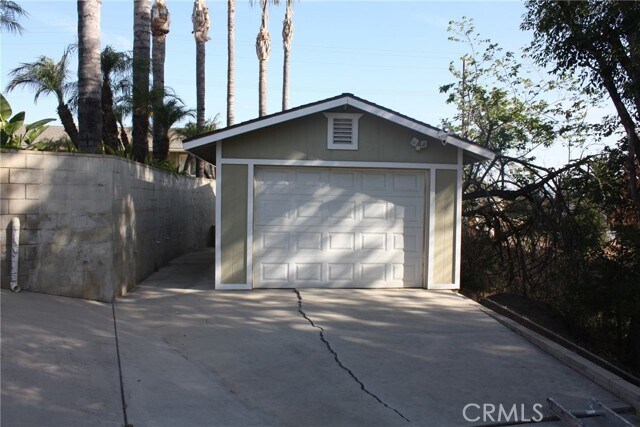 Building Photo - 16540 Wagon Wheel Dr