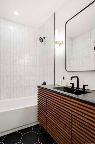 Building Photo - 807 E 22nd Ave