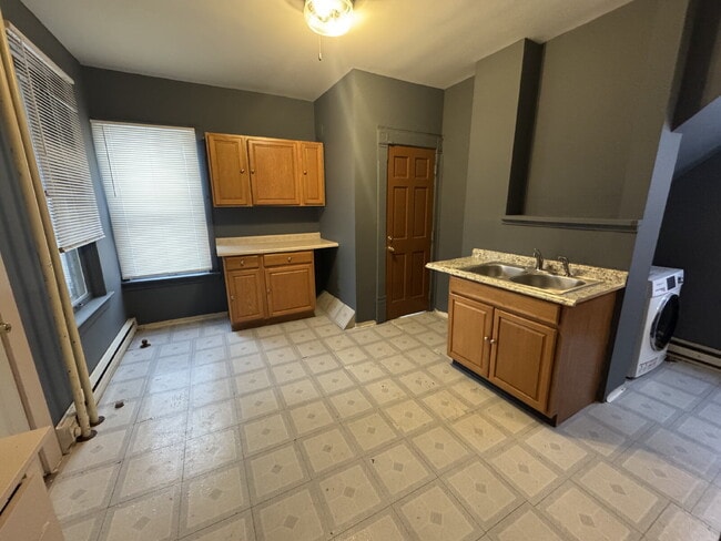 Building Photo - 405 N Queen Ave