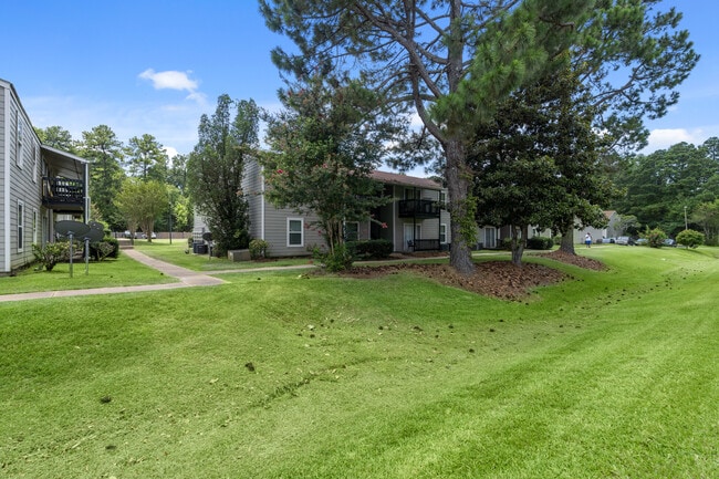 Community Exterior - Creekside Apartments