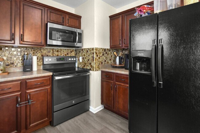 Building Photo - Pet Friendly Three Bedroom!