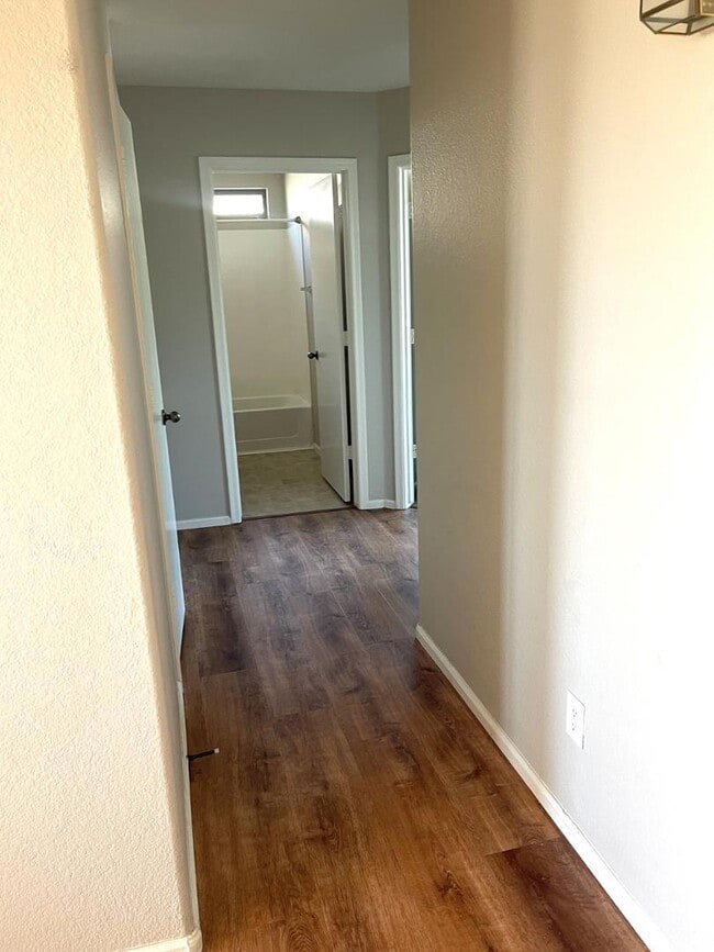 Building Photo - 985 E Saddle Way