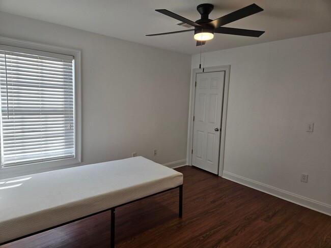Building Photo - 802 W Longleaf Dr