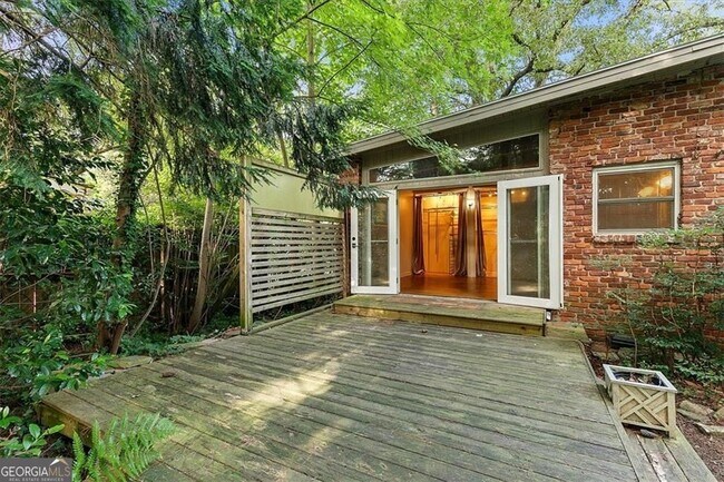 Building Photo - 2627 Woodacres Rd NE