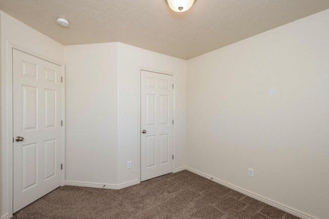 Building Photo - Conveniently Located 3 bedroom Townhome In...