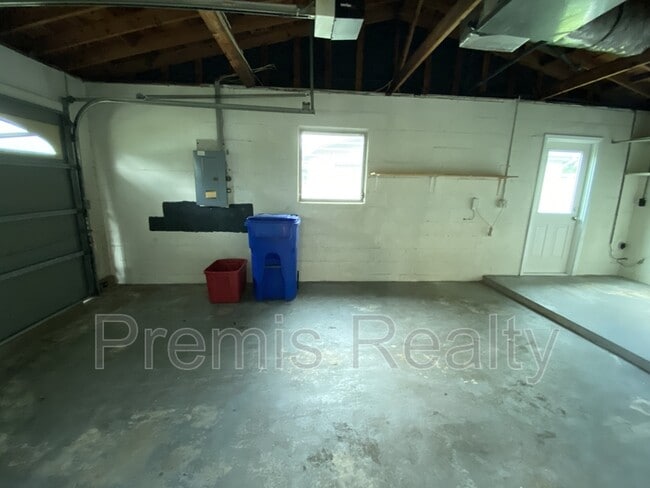 Building Photo - 1121 Mary Jane Ln