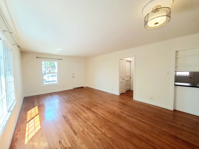 Building Photo - 1 bedroom apartment part of duplex in cent...