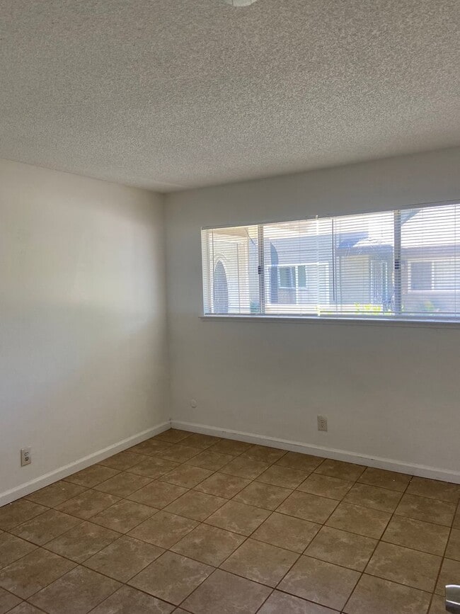 Building Photo - 2 Bdrm, 1 Bath Condo in Sacramento