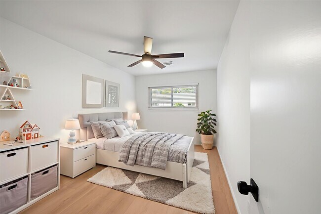 Building Photo - 9654 Westview Dr