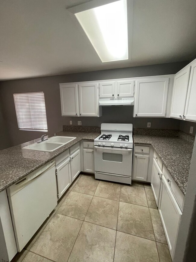 Building Photo - 3 BEDROOM 2 BATH HOUSE