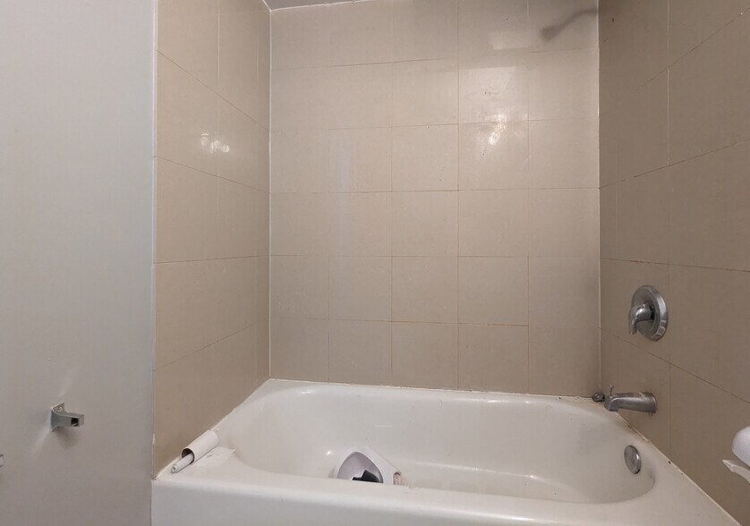 Building Photo - 524 W Oakdale Ave