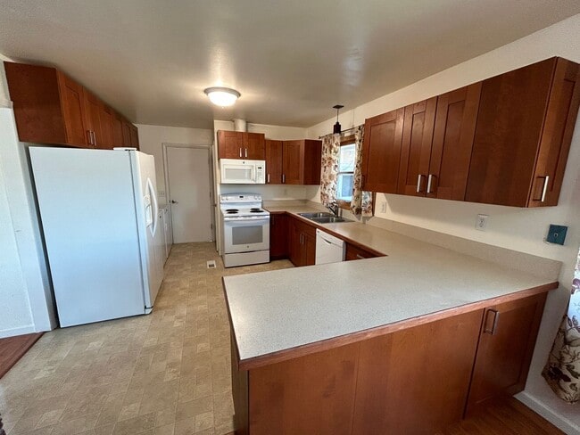 Building Photo - Beautiful Ranch style 3 bed/2 bath home - ...