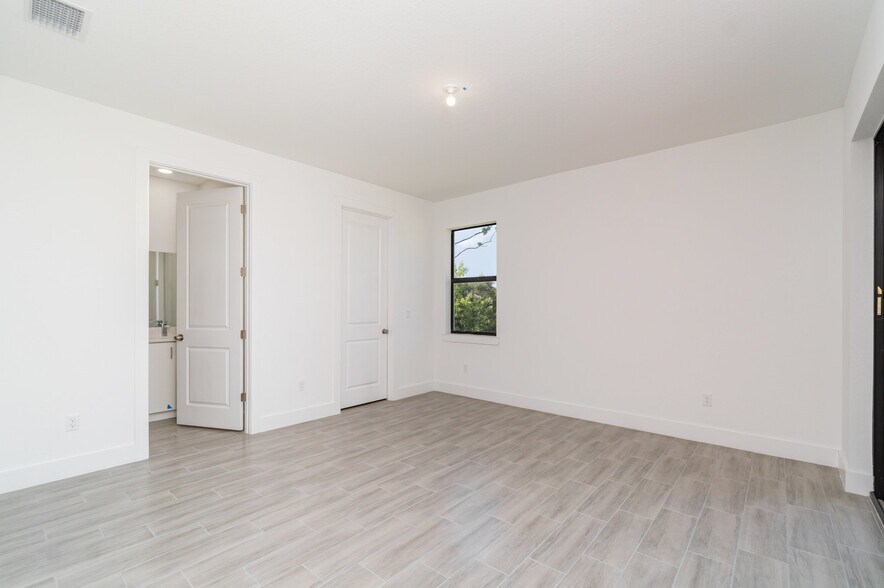 Building Photo - 15633 Lakeland Cir