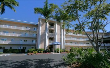 Building Photo - 14931 Park Lake Dr