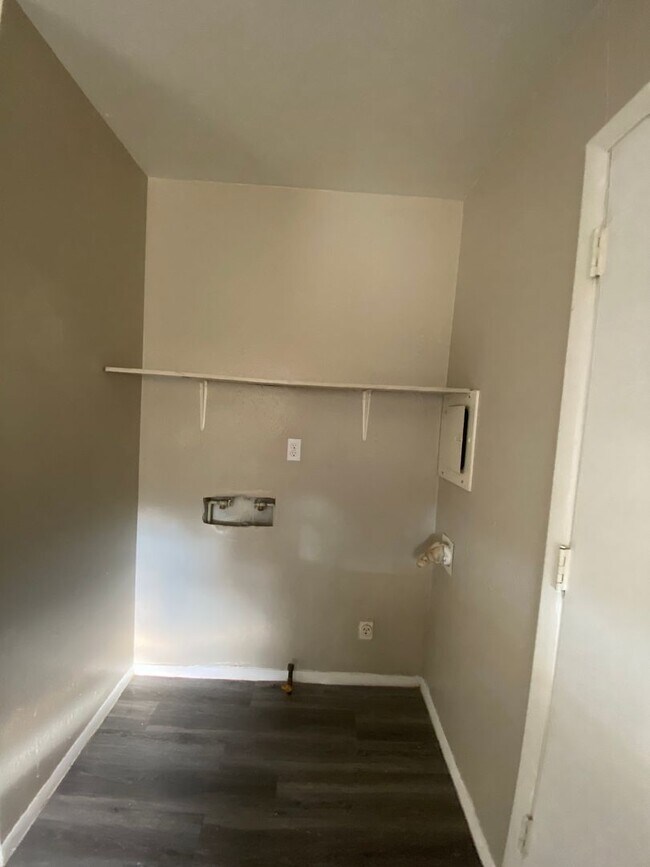 Building Photo - Yambor150