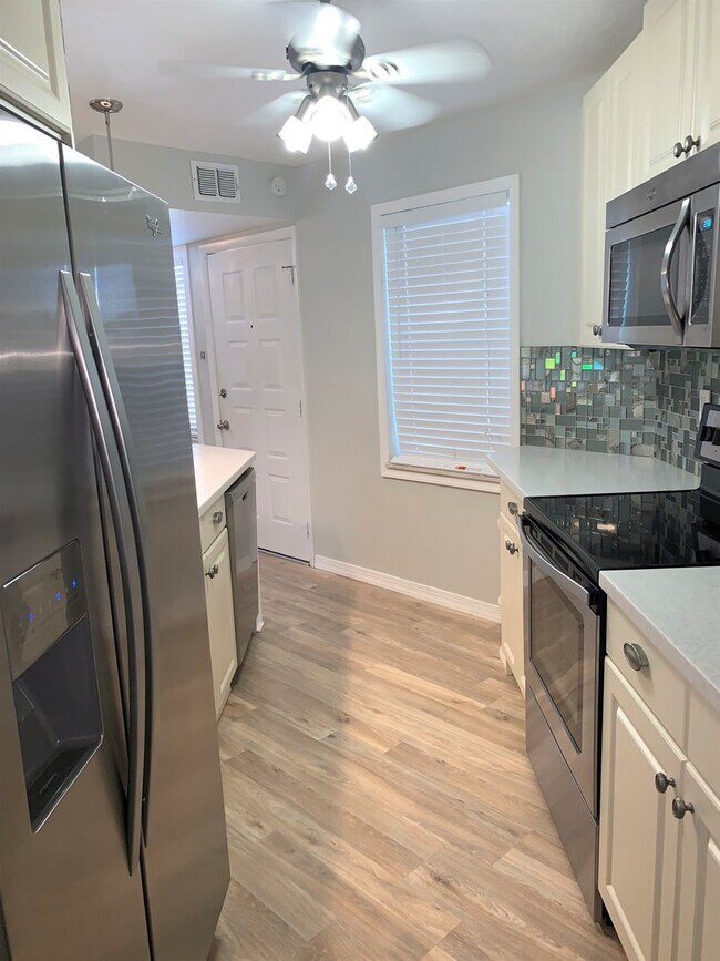 Building Photo - Updated Beautiful 2/2 Upstairs unit at The Village of Stuart