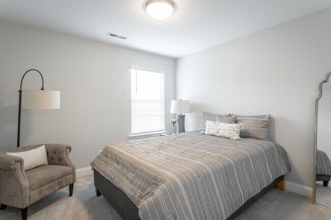 Building Photo - NEW 2 Bedroom Townhome in Cleveland!