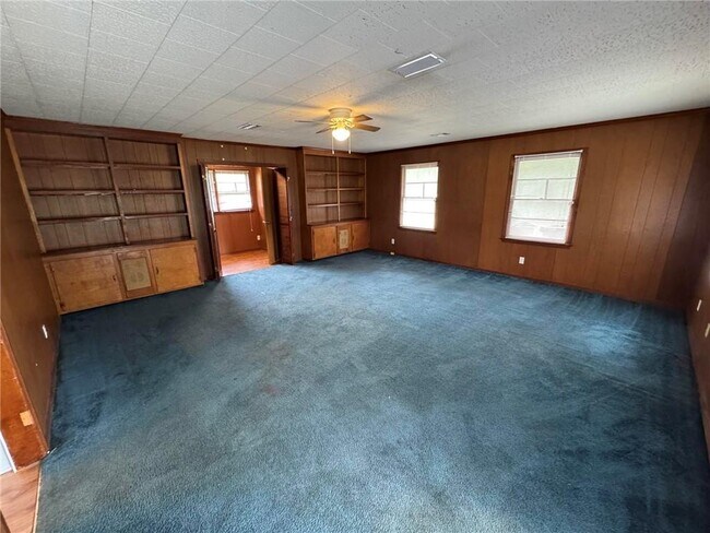 Building Photo - 5855 Woodvale Dr