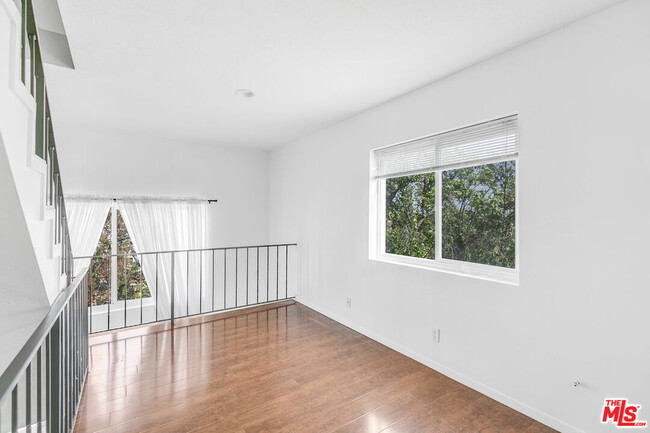 Building Photo - 815 N Las Palmas Ave