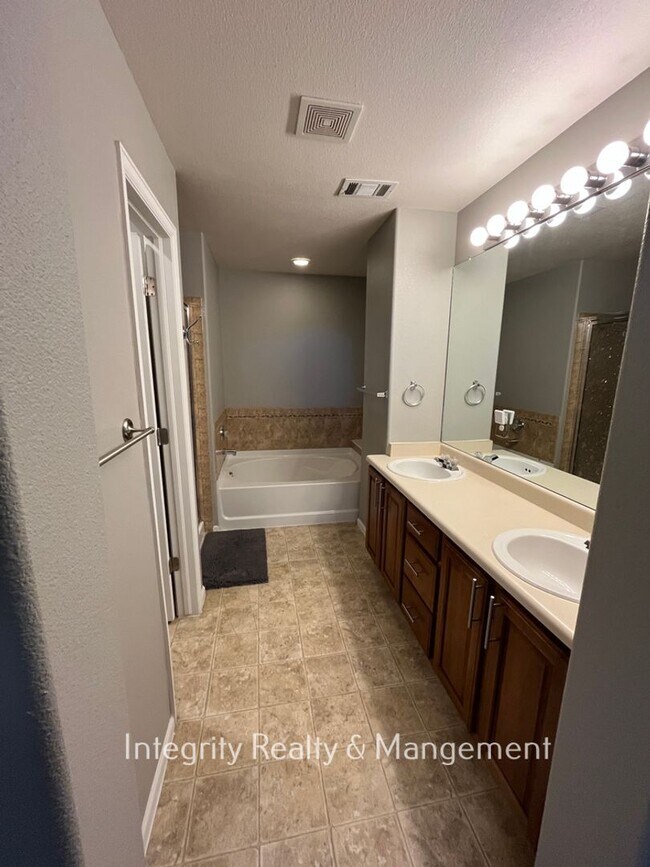Building Photo - 1496 Royal Troon Dr