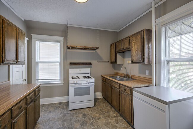Building Photo - 3405 Dewey Ave