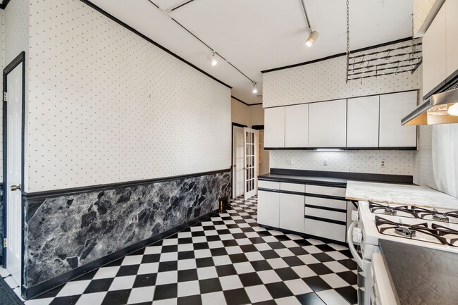 Building Photo - Charming - Manchester Home