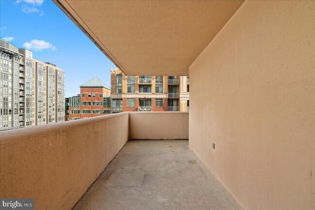 Building Photo - 1301 N Courthouse Rd