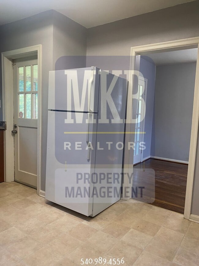 Building Photo - 2 Bedroom 1 Bath Duplex in Grandin/Raleigh...