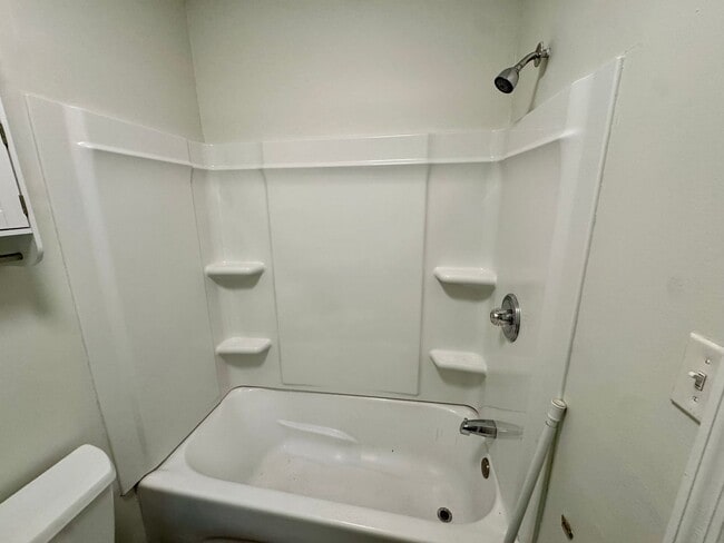 Building Photo - Spacious 1 Bed 1 Bath Home!